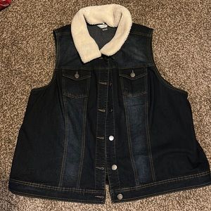 Woman's new without tags cj banks vest with fur around the collar